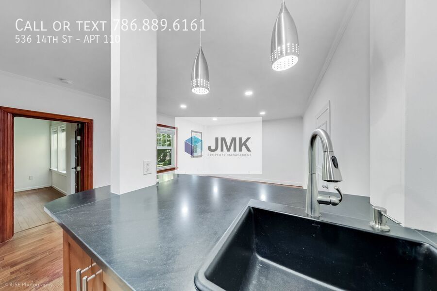 Walk to the Beach – Bright 1Bedroom/1 Bathroom Apartment property image